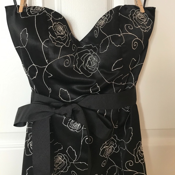 WHITE HOUSE BLACK MARKET Floral Embroidered Dress - Picture 2 of 8